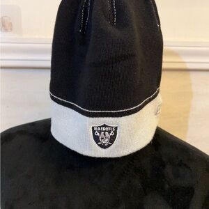Oakland Raiders Reebok Reebok beanie winter cap in black and gray.
